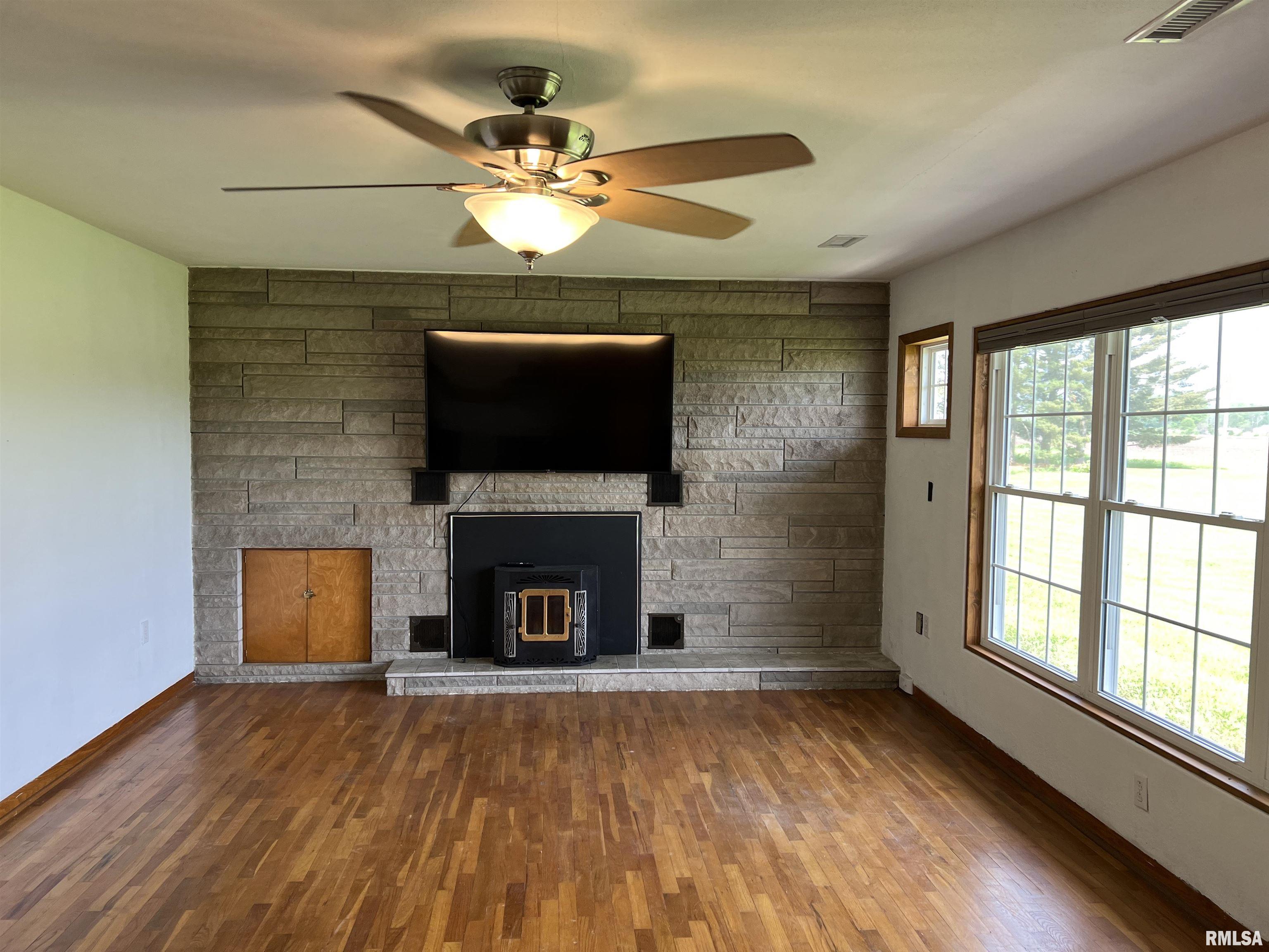 910 Middleton Street Iuka, IL 62849 - Photo 4 of 57