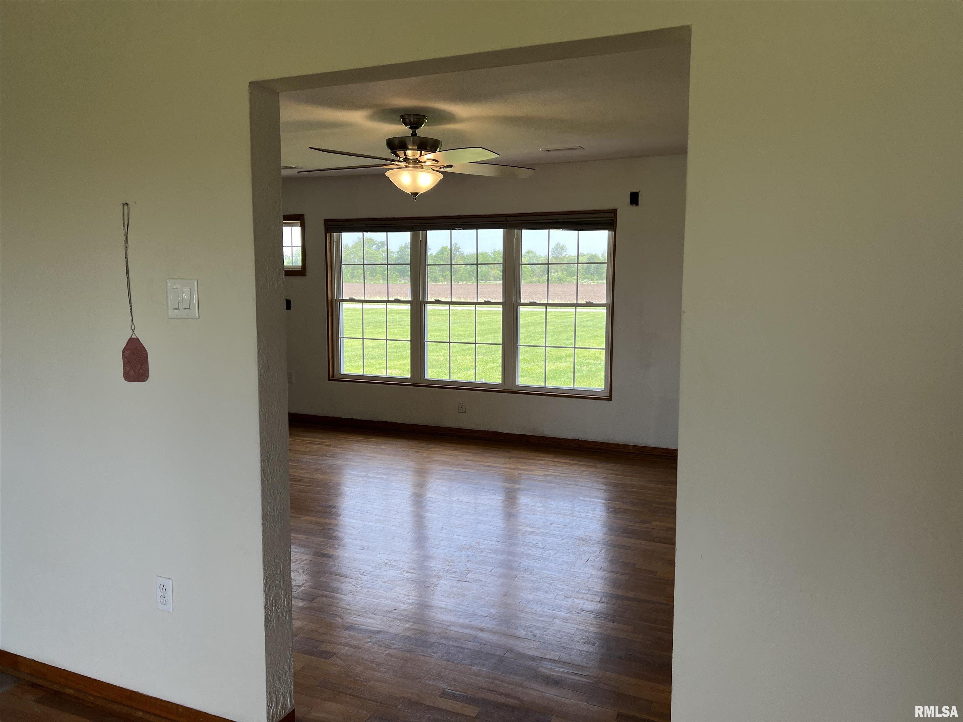 910 Middleton Street Iuka, IL 62849 - Photo 7 of 57
