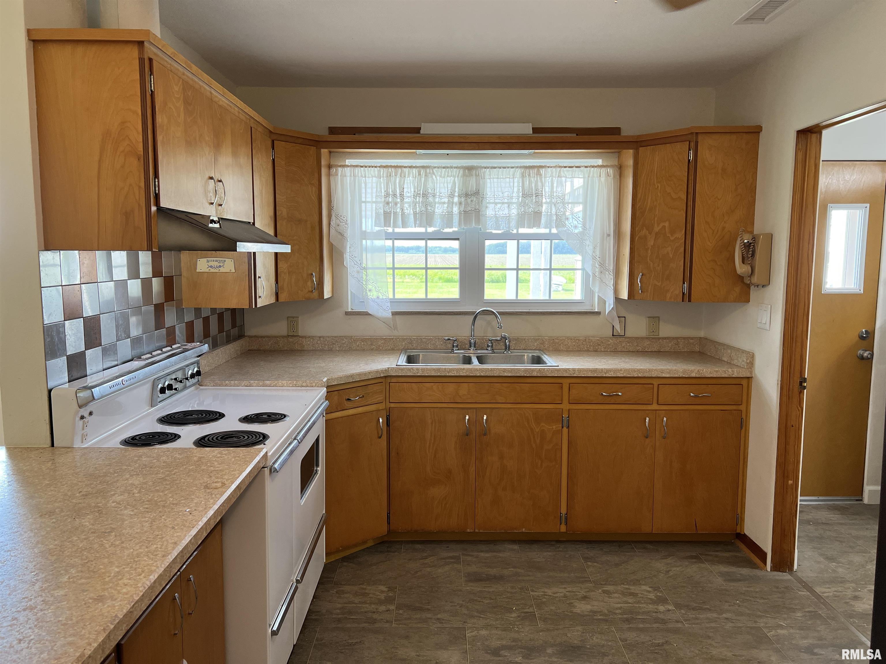 910 Middleton Street Iuka, IL 62849 - Photo 10 of 57