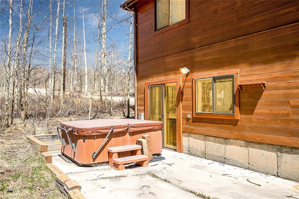 1579 Sheep Ridge Road Fairplay, CO 80440 - Photo 21 of 35 a view of a bathtub in a balcony