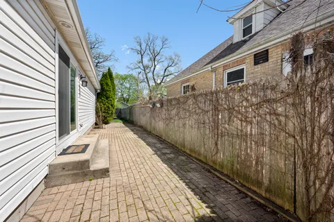 $550,000 | 1041 Forest Avenue, Deerfield, IL 60015