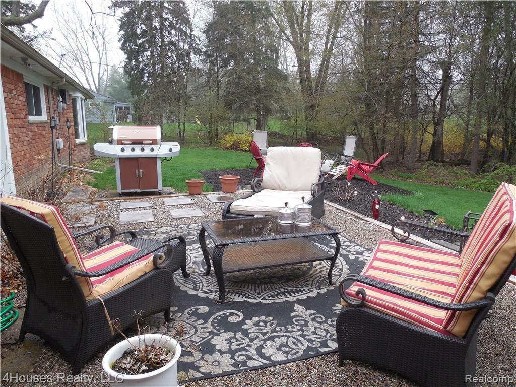 2686 New England Drive Rochester, MI 48309 - Photo 40 of 58 Paved stone patio