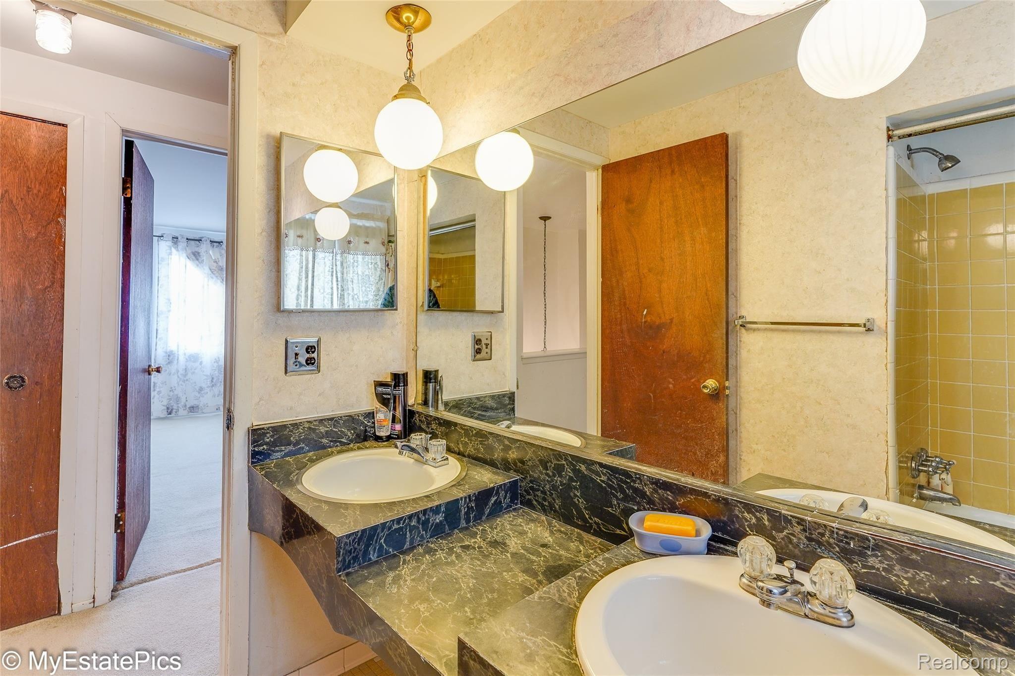 7434 Kingsbridge Road Canton, MI 48187 - Photo 30 of 36 CA-11 Mstr Bath04 - 7434 kingsbridge canton.jpg