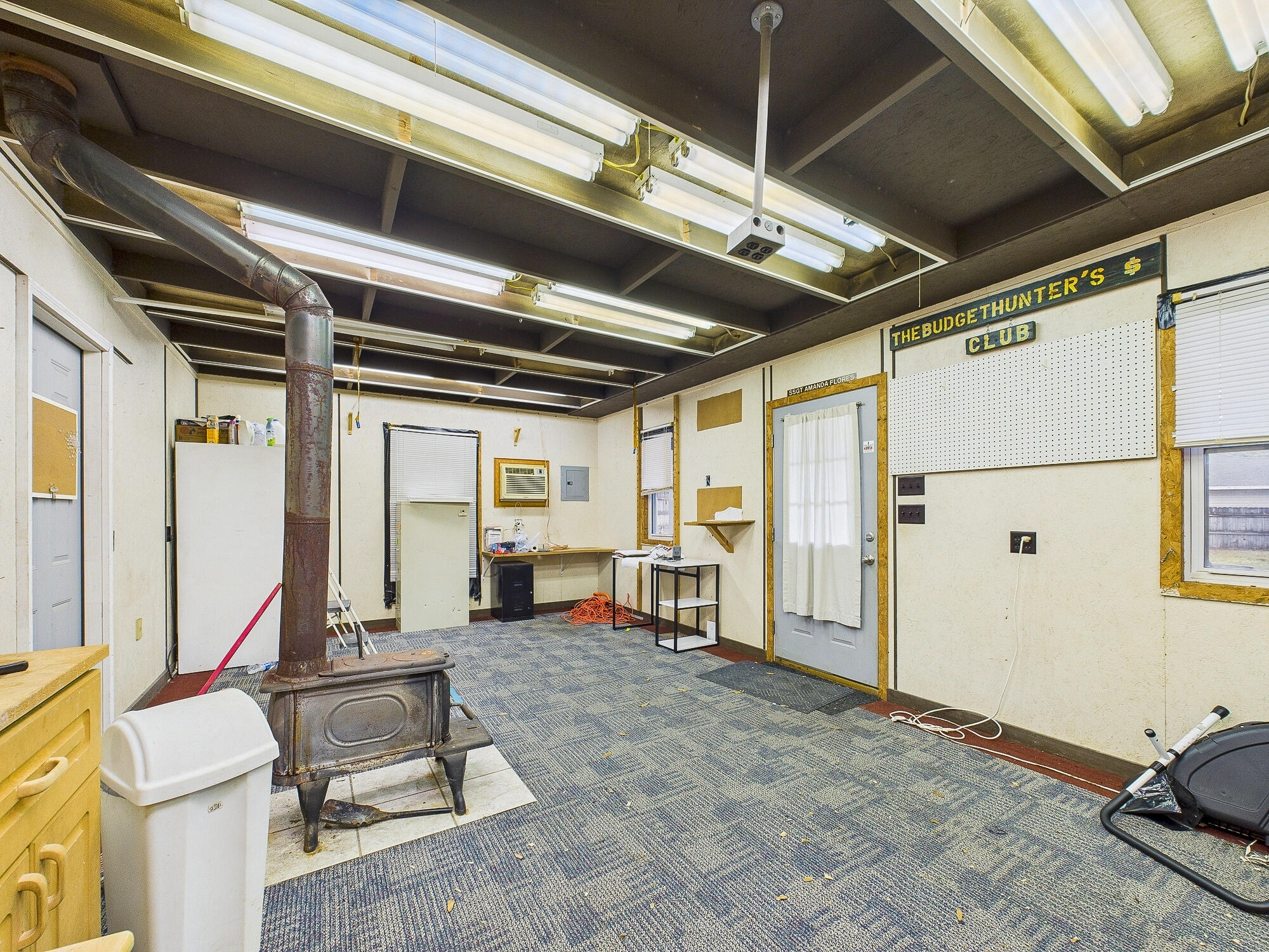 955 Valley Road Crestview, FL 32539 - Photo 25 of 29 a living room with furniture