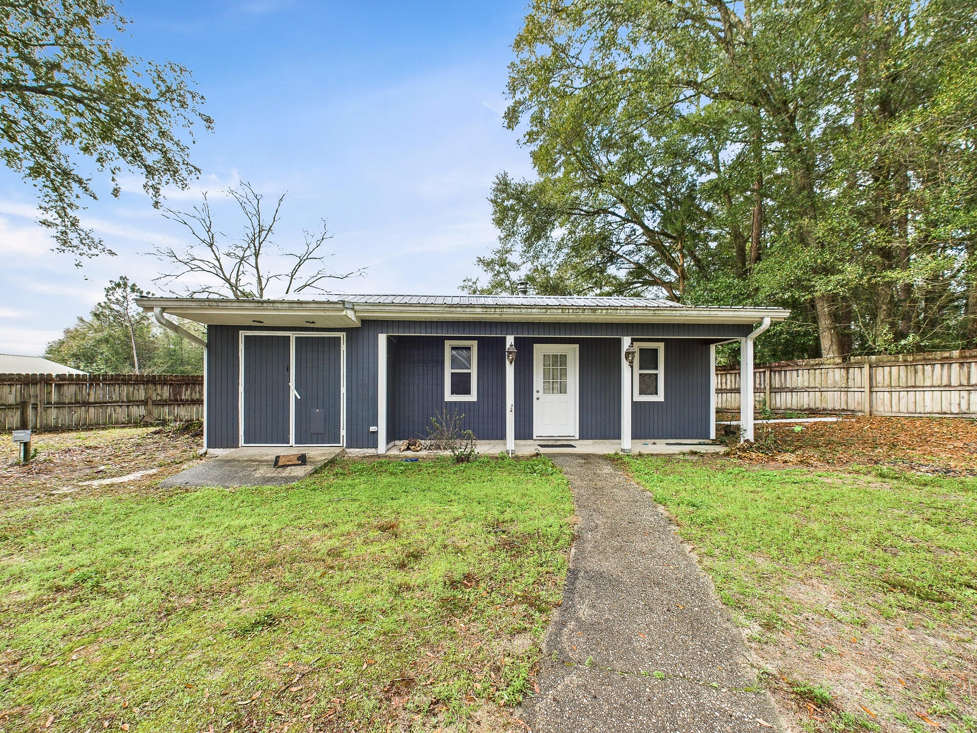 955 Valley Road Crestview, FL 32539 - Photo 3 of 29 front view of a house with a yard