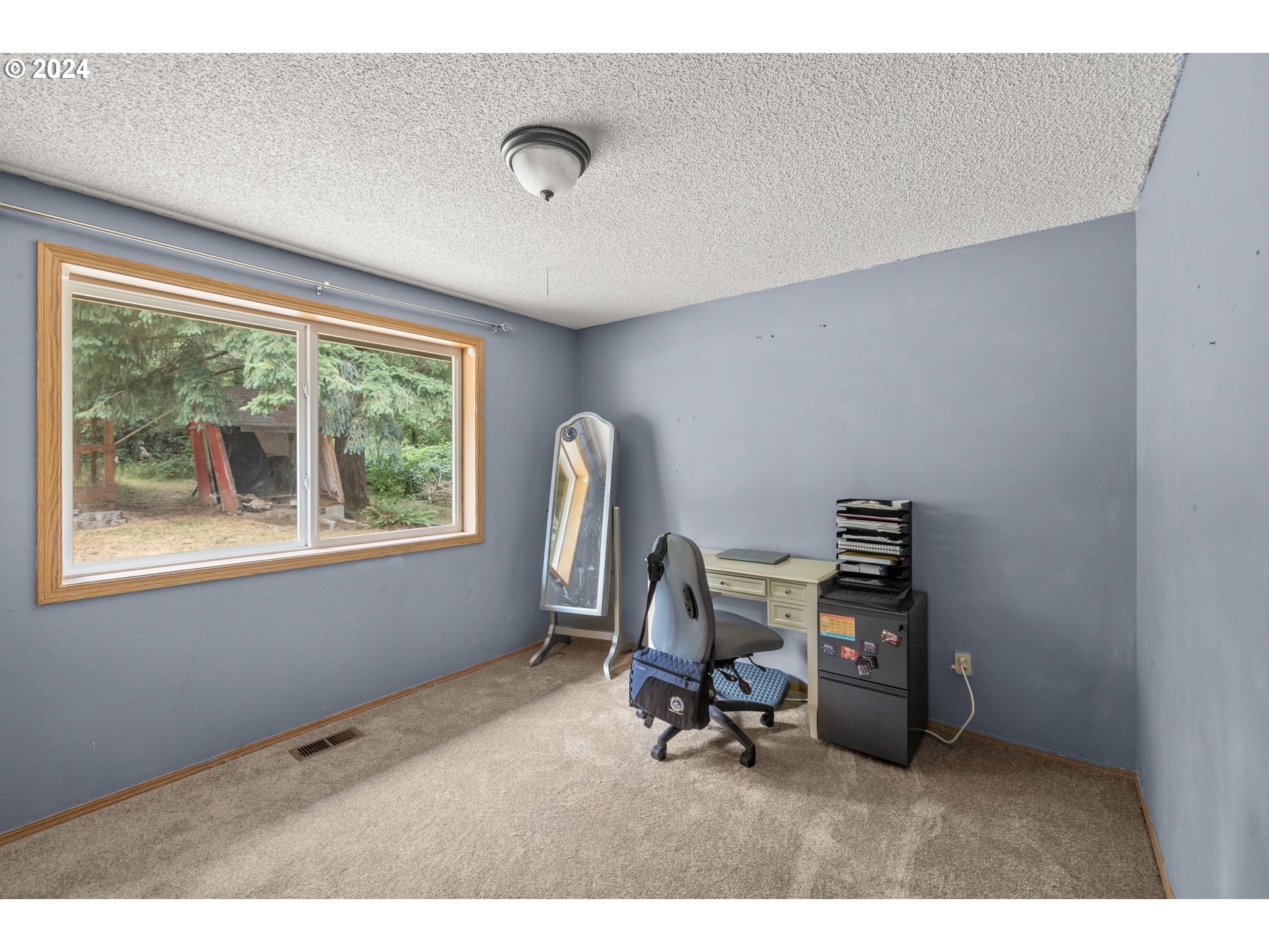 2701 Northeast 292nd Avenue Camas, WA 98607 - Photo 16 of 38 a room with a window