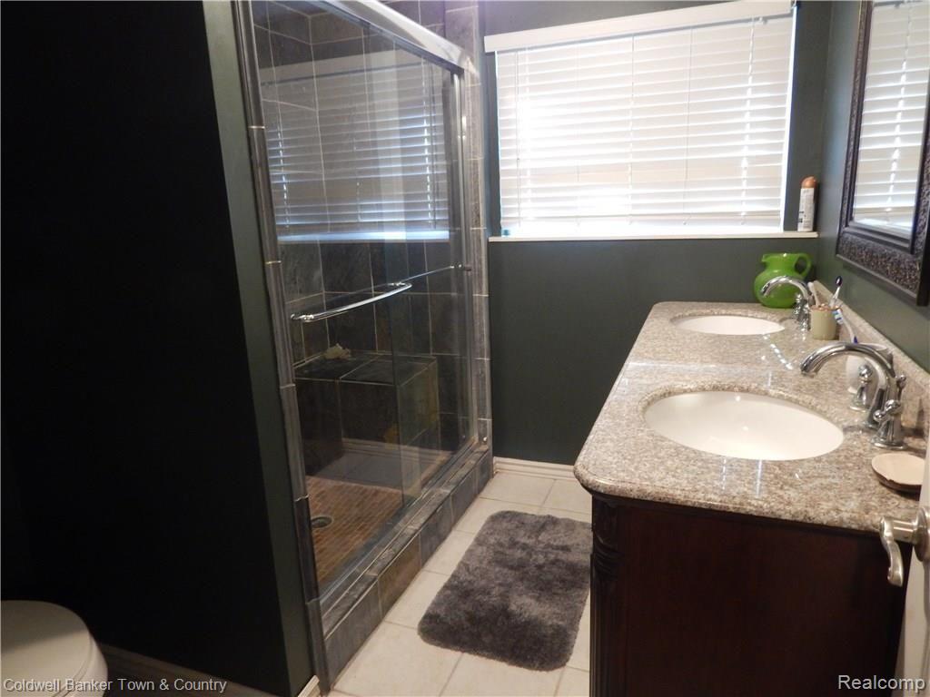 4401 Dutcher Road Howell, MI 48843 - Photo 7 of 11 Dutchermainbth.JPG