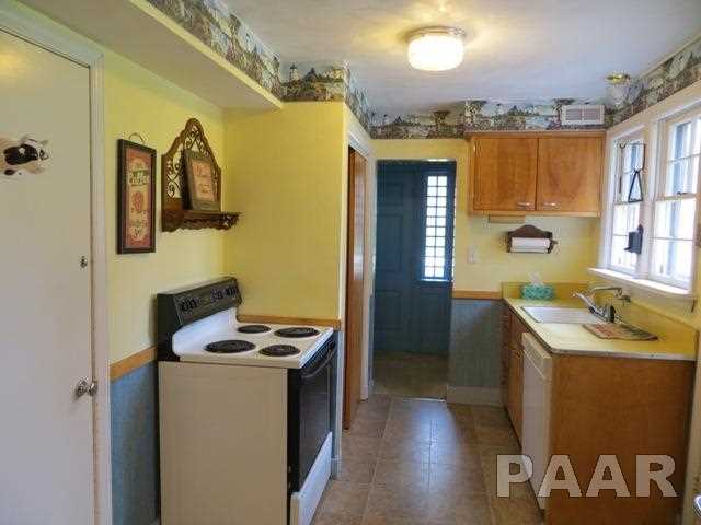 136 East Southgate Road Peoria, IL 61614 - Photo 2 of 24 Gallery Image 2