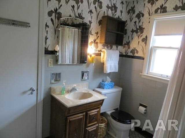 136 East Southgate Road Peoria, IL 61614 - Photo 9 of 24 Gallery Image 9