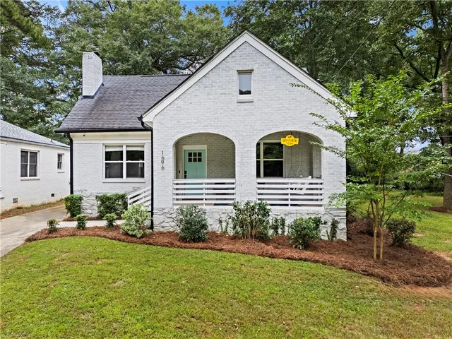 a view of a house with backyard