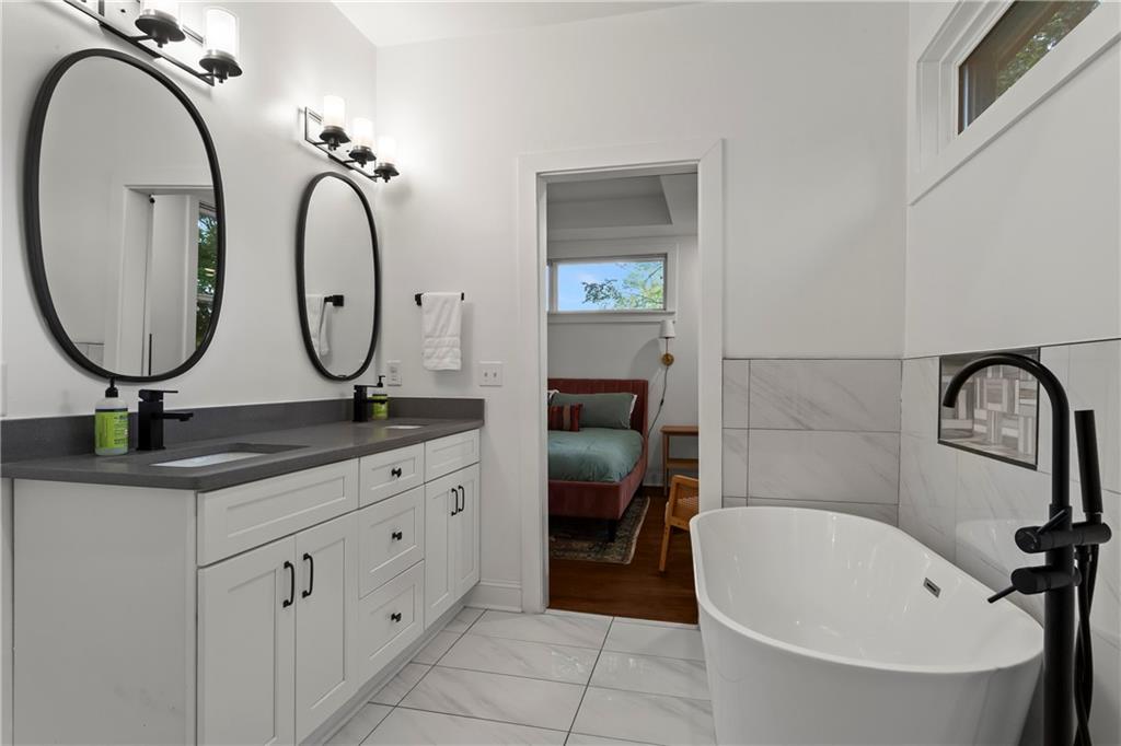 1696 Emerald Avenue Southwest Atlanta, GA 30310 - Photo 20 of 36