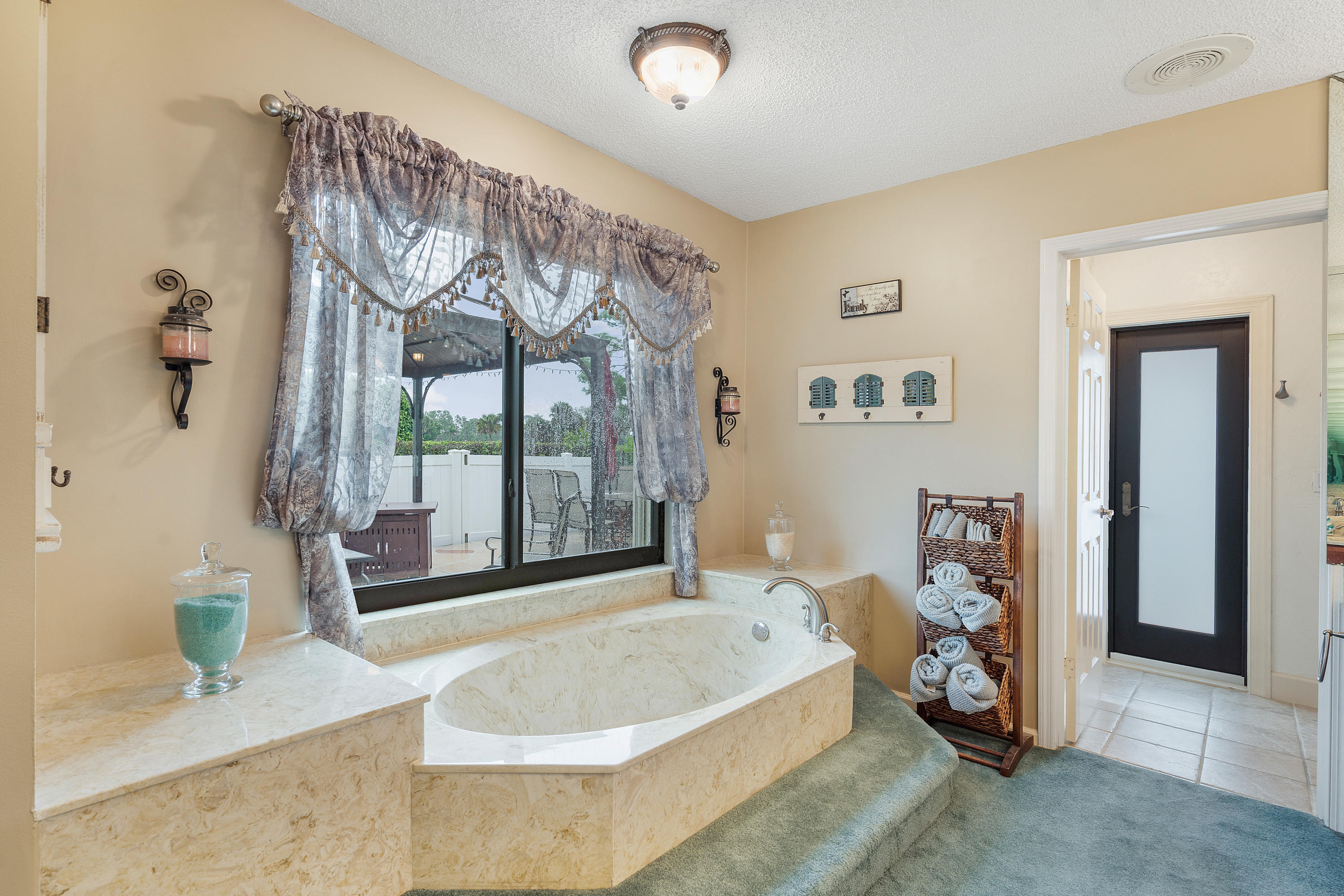 9016 Perth Road Lake Worth, FL 33467 - Photo 25 of 36 Master Tub