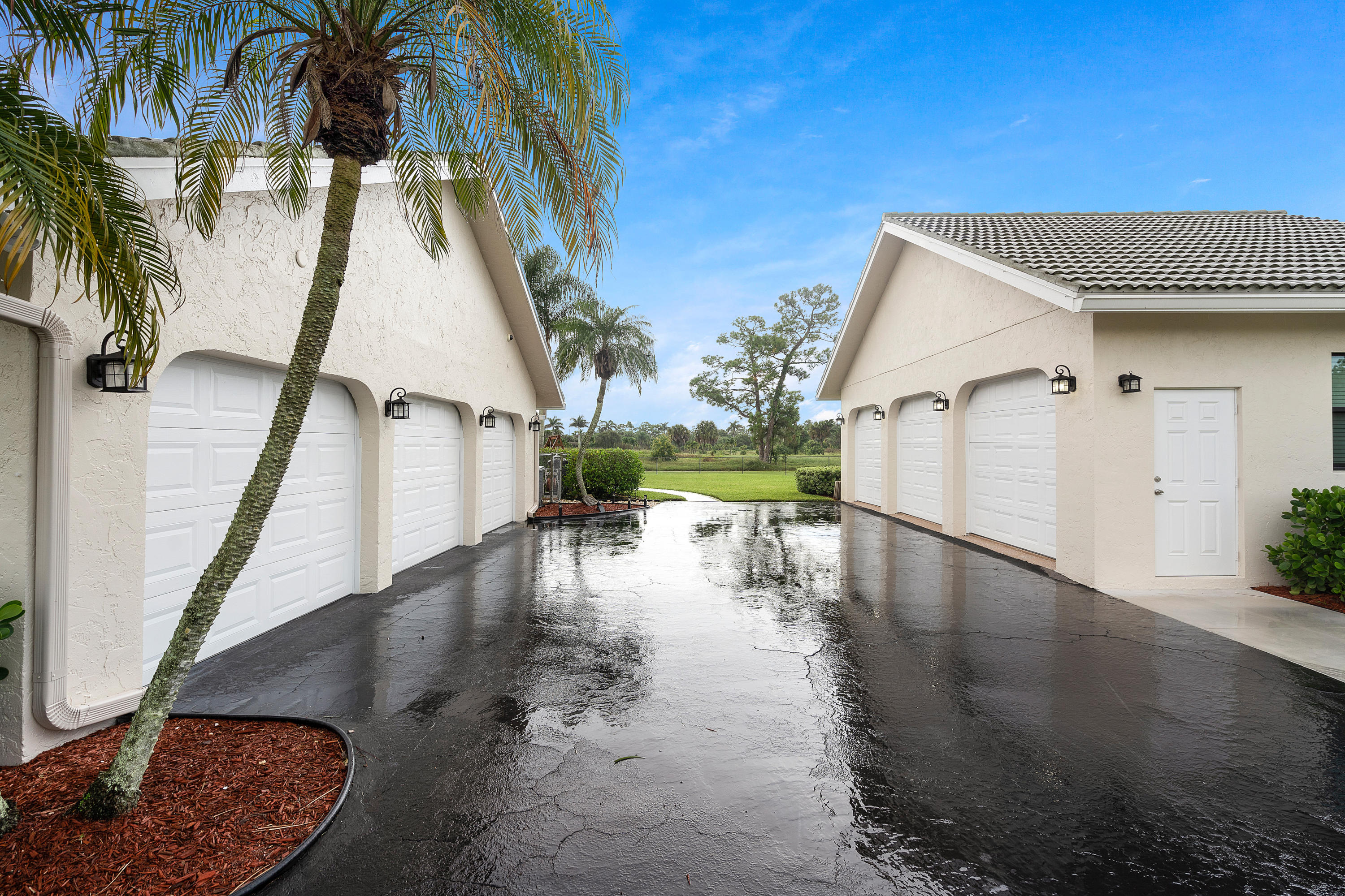 9016 Perth Road Lake Worth, FL 33467 - Photo 31 of 36 6 car garage