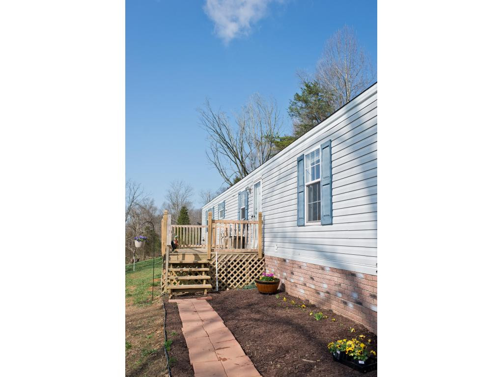 21585 Tranbarger Road Bristol, VA 24202 - Photo 3 of 14 Side view of front