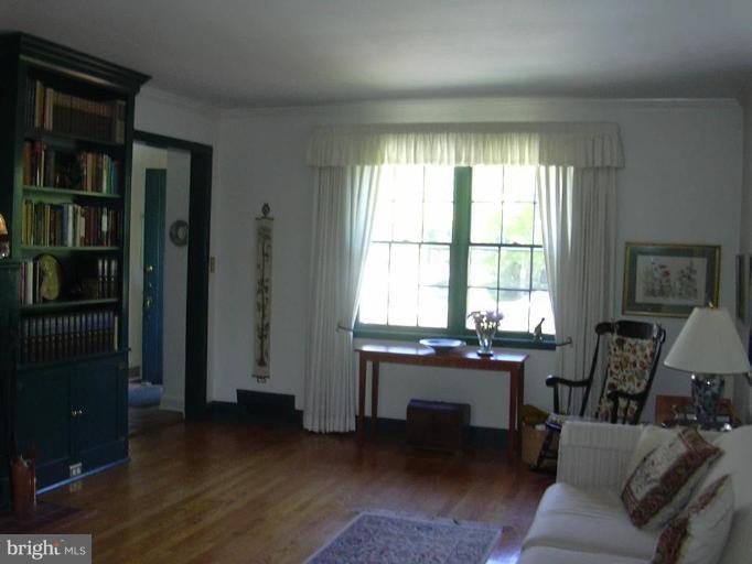 305 Alabama Road Towson, MD 21204 - Photo 2 of 19 Living Room