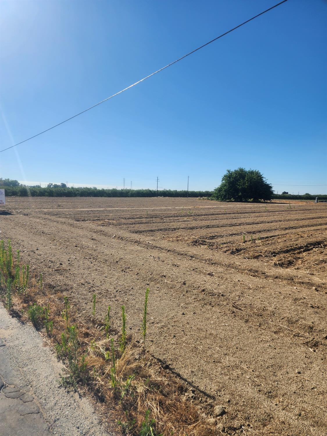 795 East Springfield Avenue Fresno, CA 93725 - Photo 2 of 3 a view of an ocean beach