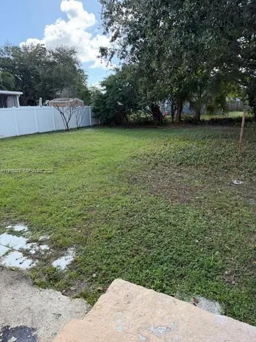 a view of a backyard
