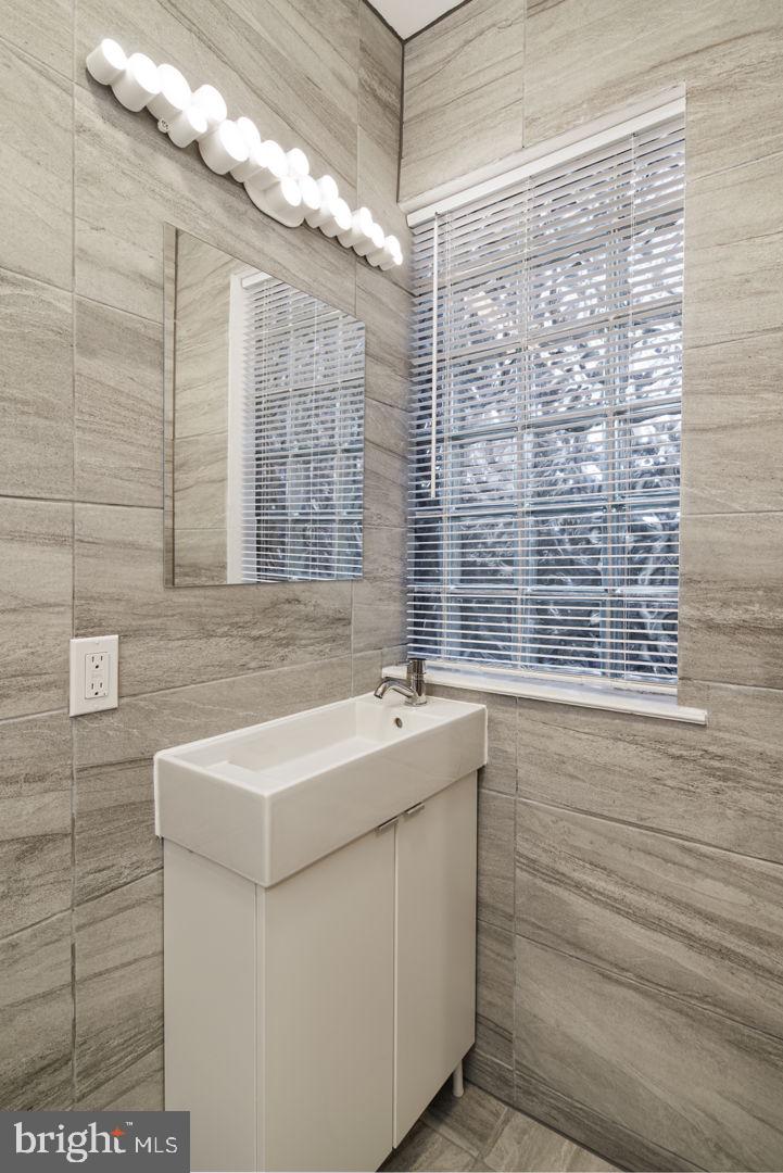 2040 Tasker Street Philadelphia, PA 19145 - Photo 9 of 24 Gallery Image 9