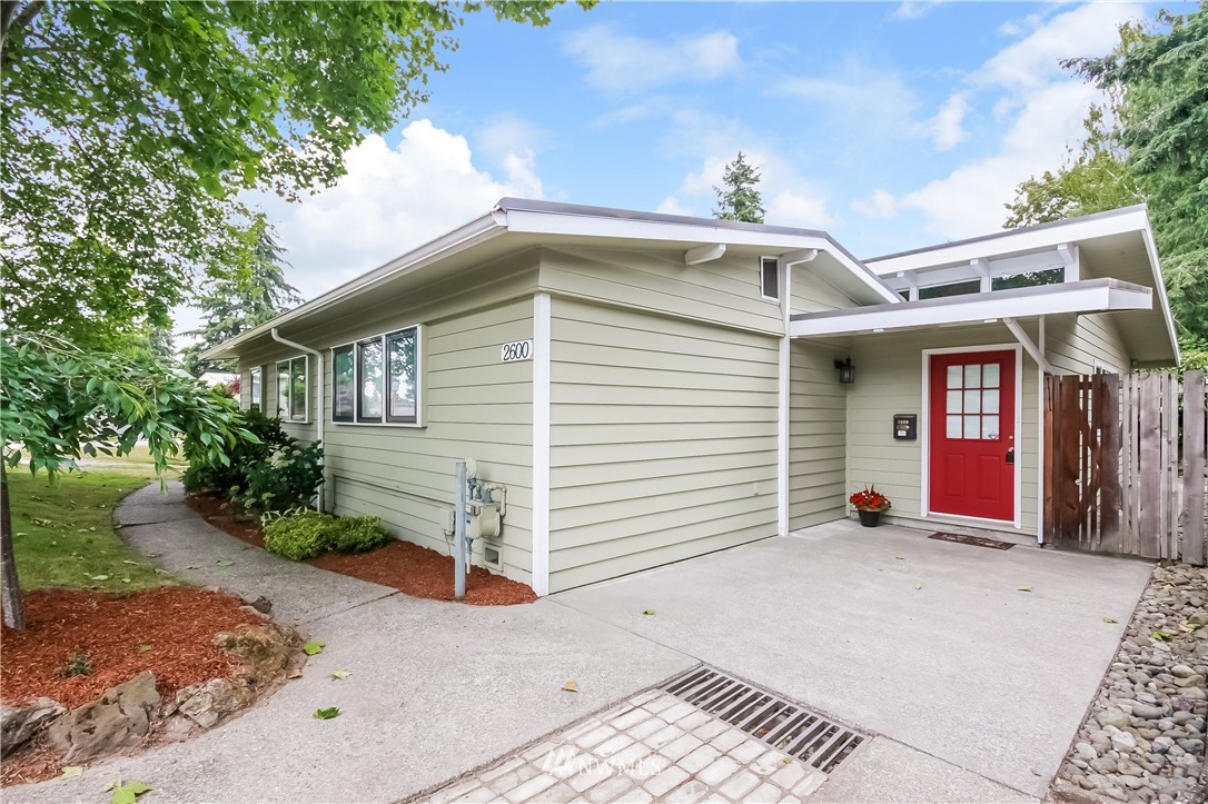 2600 Northeast 9th Street Renton, WA 98056 - Photo 2 of 21 Gallery Image 2