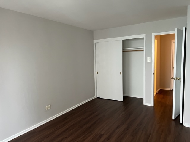 6030 North Sheridan Road, Unit 1712 Chicago, IL 60660 - Photo 17 of 28 wooden floor in an empty room
