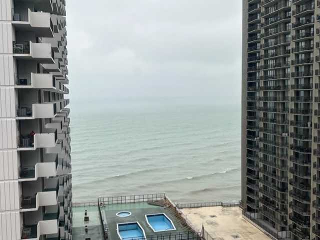 6030 North Sheridan Road, Unit 1712 Chicago, IL 60660 - Photo 27 of 28 a bathroom with a shower