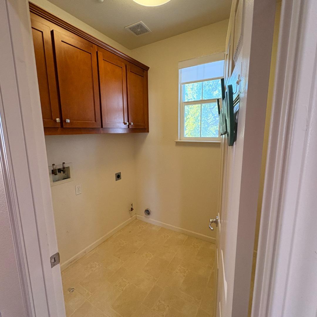 7969 Kipling Circle Gilroy, CA 95020 - Photo 15 of 19 a view of hallway with window