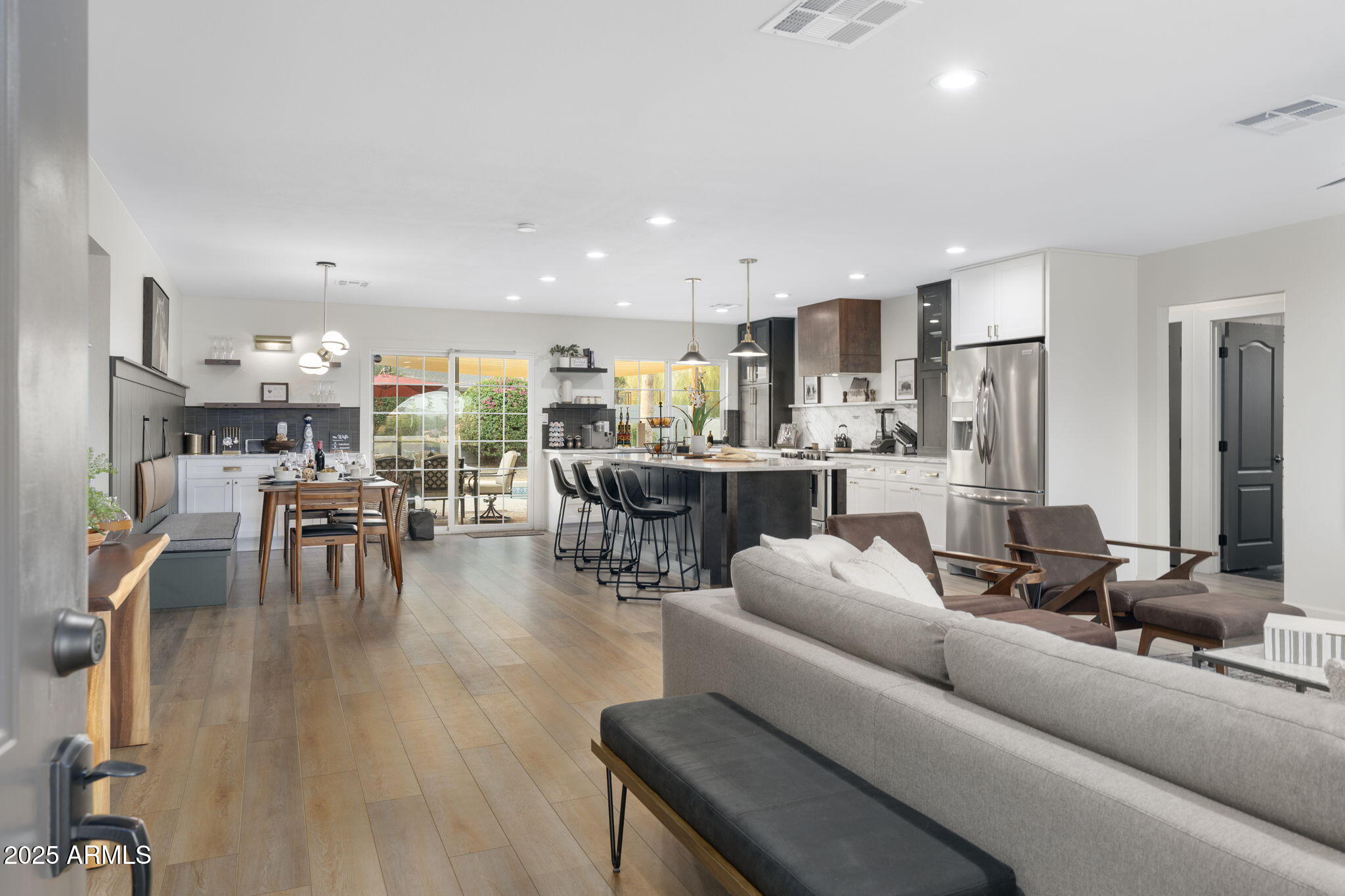 5142 East Nisbet Road Scottsdale, AZ 85254 - Photo 2 of 54 a living room with furniture and kitchen view