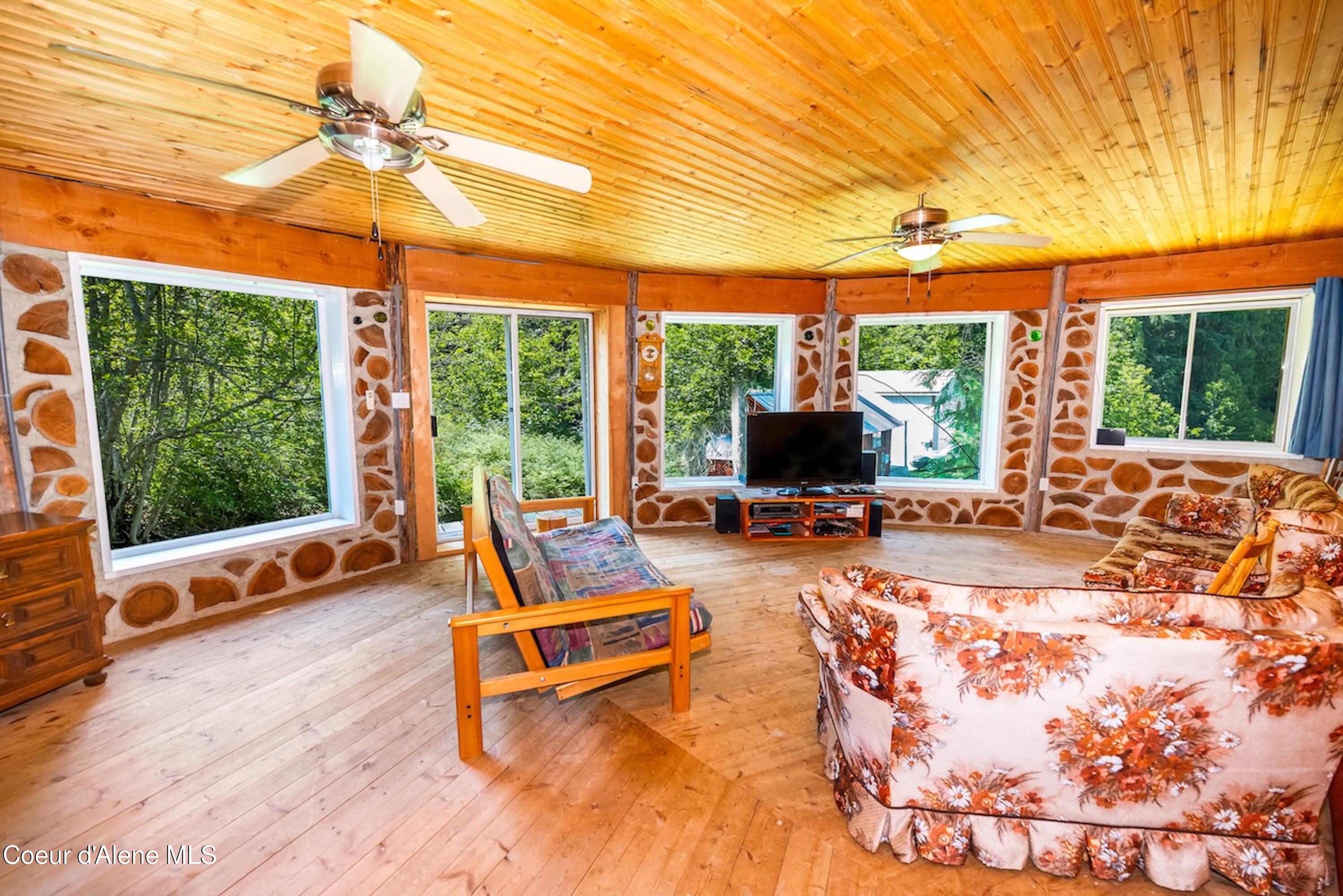 316 Granite Creek Road Nordman, ID 83848 - Photo 16 of 43 Living room