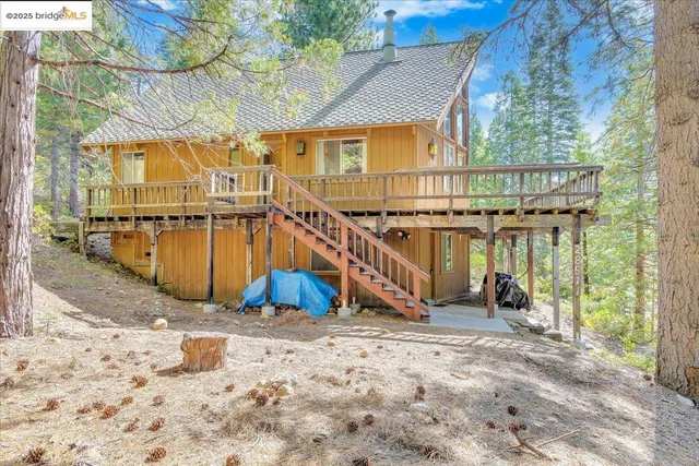 a roof deck view with a garden view