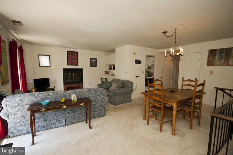 122 West Barre Street, Unit R Baltimore, MD 21201 - Photo 12 of 18 Living Room