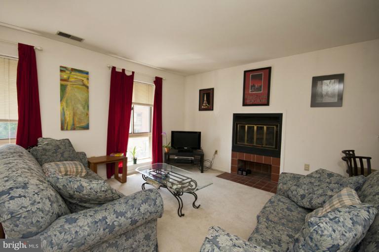 122 West Barre Street, Unit R Baltimore, MD 21201 - Photo 13 of 18 Living Room