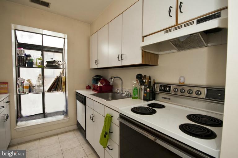 122 West Barre Street, Unit R Baltimore, MD 21201 - Photo 14 of 18 Kitchen