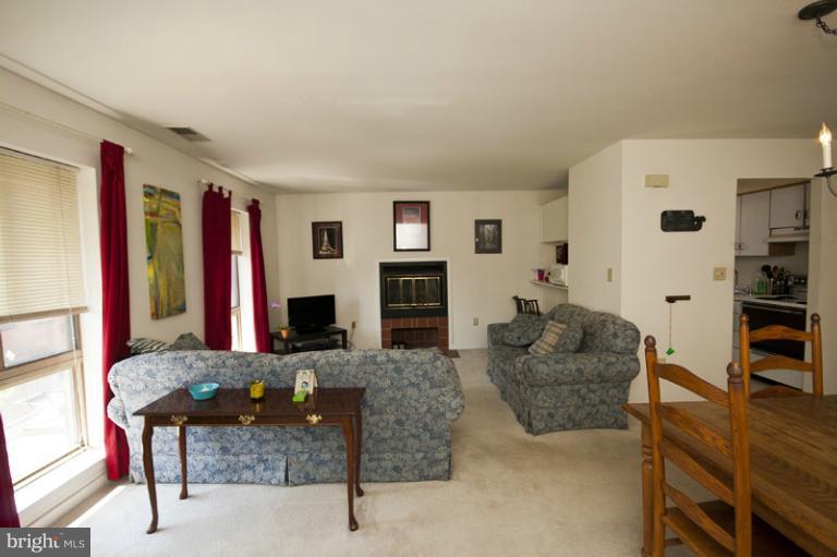 122 West Barre Street, Unit R Baltimore, MD 21201 - Photo 5 of 18 Living Room