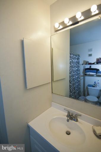 122 West Barre Street, Unit R Baltimore, MD 21201 - Photo 6 of 18 Bath (Master)