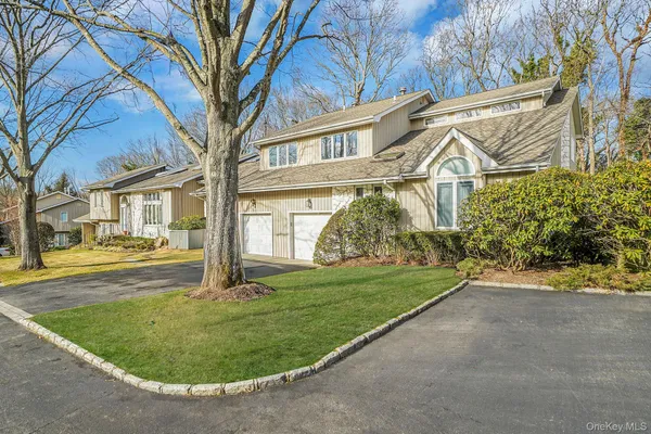 $790,000 | 6 Stone Gate Court, Unit 6, Smithtown, NY 11787