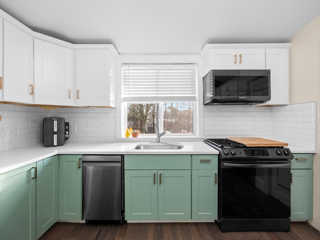 17 Preston Street Wakefield, MA 01880 - Photo 3 of 38