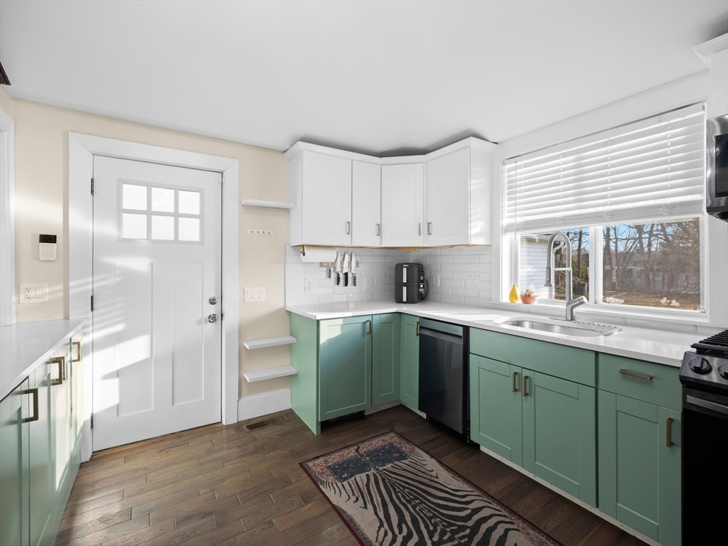 17 Preston Street Wakefield, MA 01880 - Photo 4 of 38