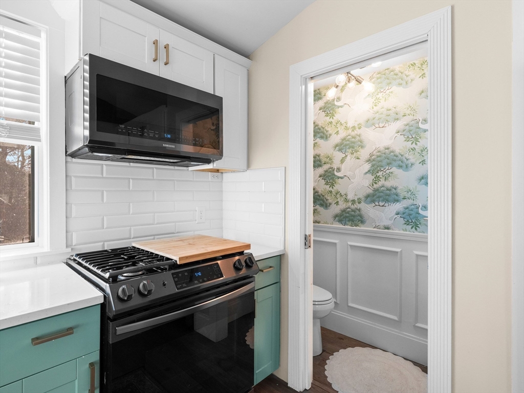 17 Preston Street Wakefield, MA 01880 - Photo 6 of 38