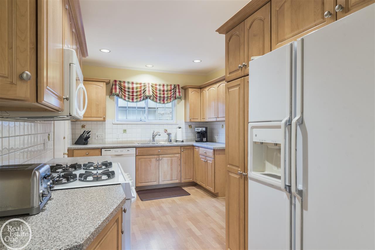 925-27 Harcourt Road Grosse Pointe, MI 48230 - Photo 12 of 40 50003922-11.JPG