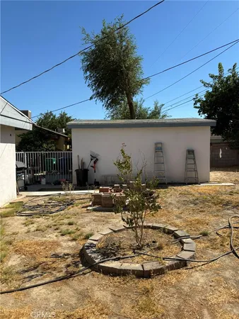 a view of a backyard