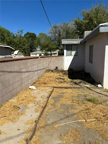 a view of a backyard