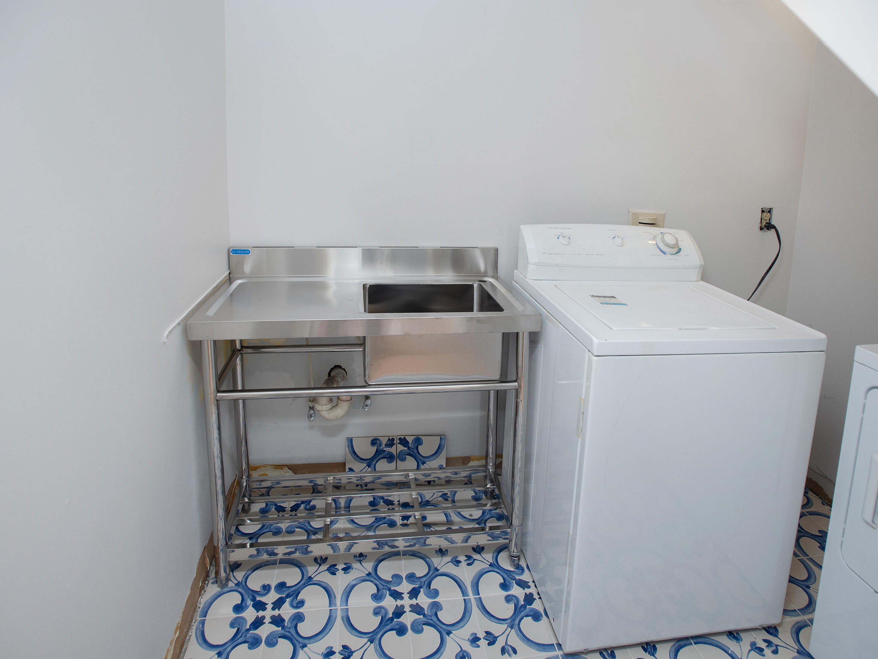 167 Park Street New Canaan, CT 06840 - Photo 16 of 18 a utility room with dryer and washer