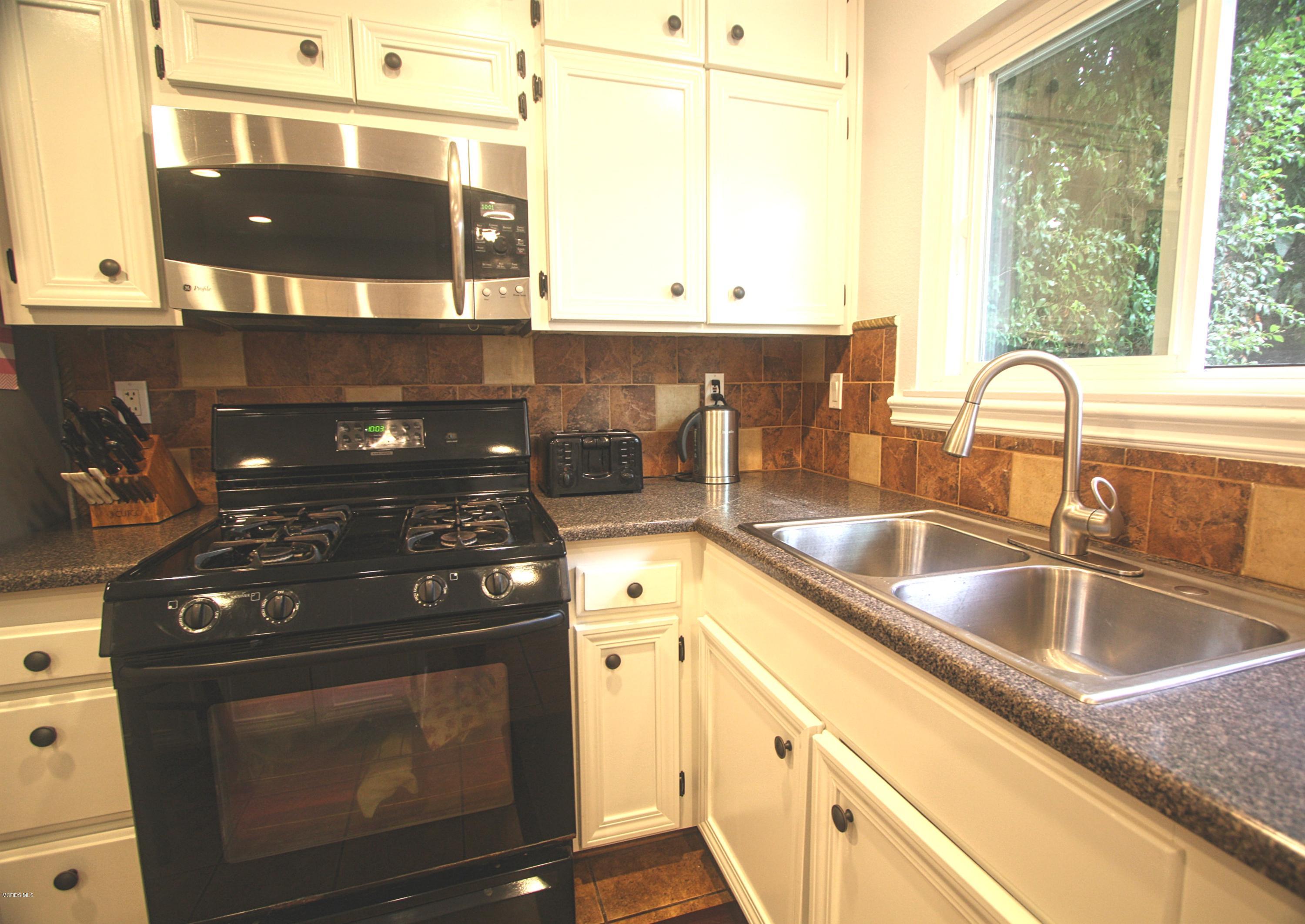 14930 Reedley Street, Unit C Moorpark, CA 93021 - Photo 5 of 23 Kitchen3