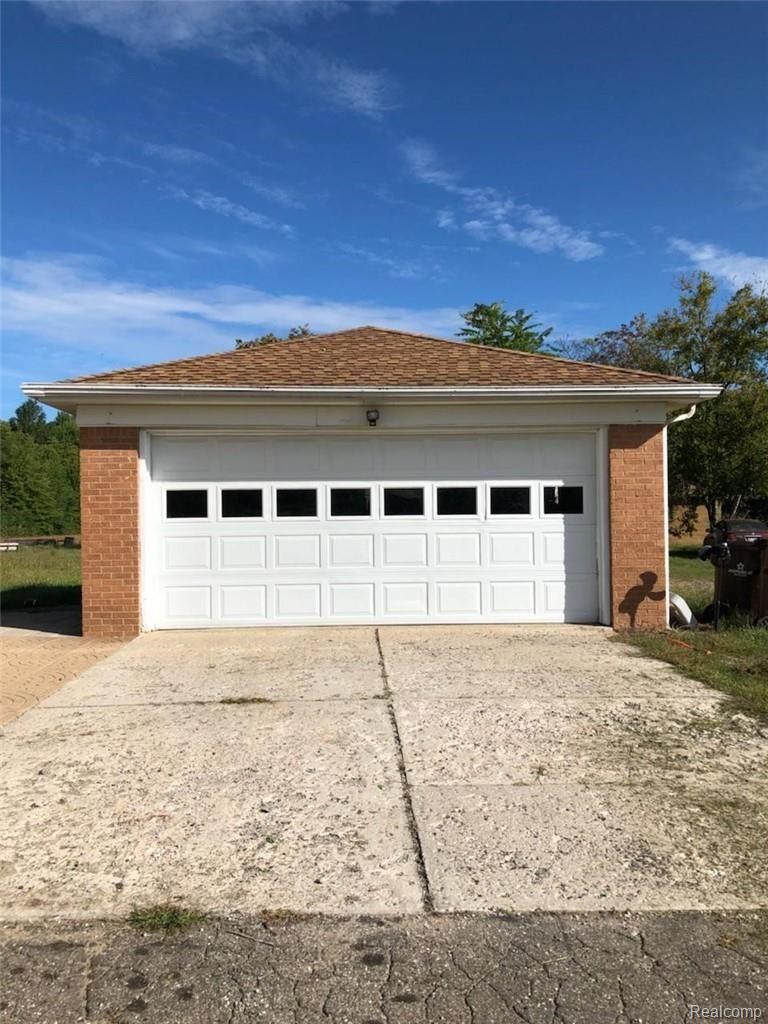47200 Willow Road Belleville, MI 48111 - Photo 2 of 8 Garage.jpeg