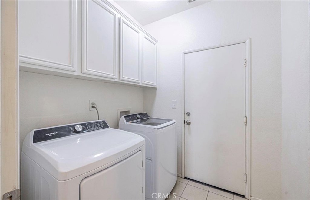 43839 58th Street West Lancaster, CA 93536 - Photo 16 of 18 a utility room with dryer and washer