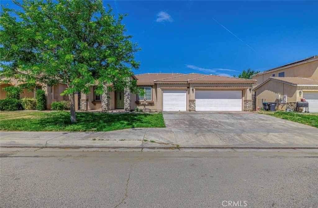 43839 58th Street West Lancaster, CA 93536 - Photo 3 of 18 a house with a outdoor space