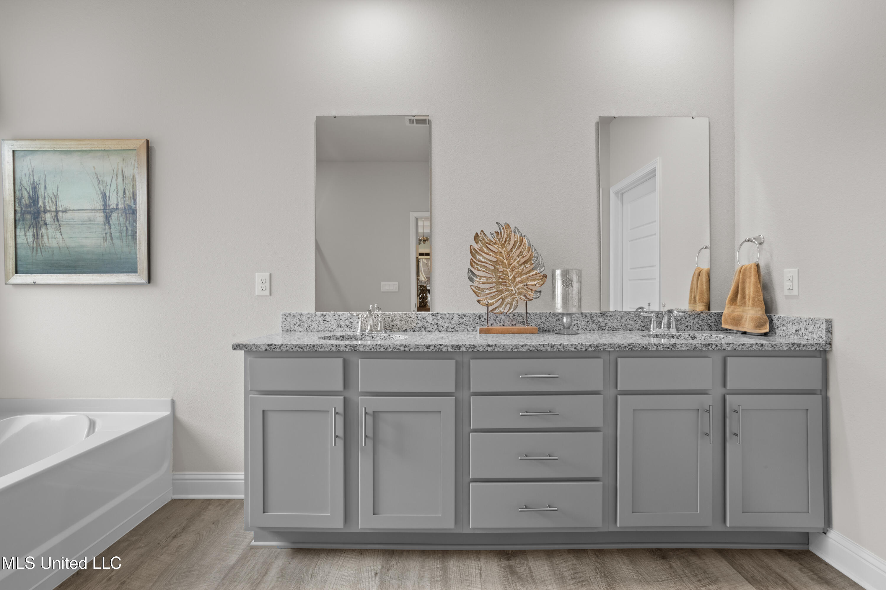 14435 South Swan Road Gulfport, MS 39503 - Photo 18 of 29 Primary Bathroom