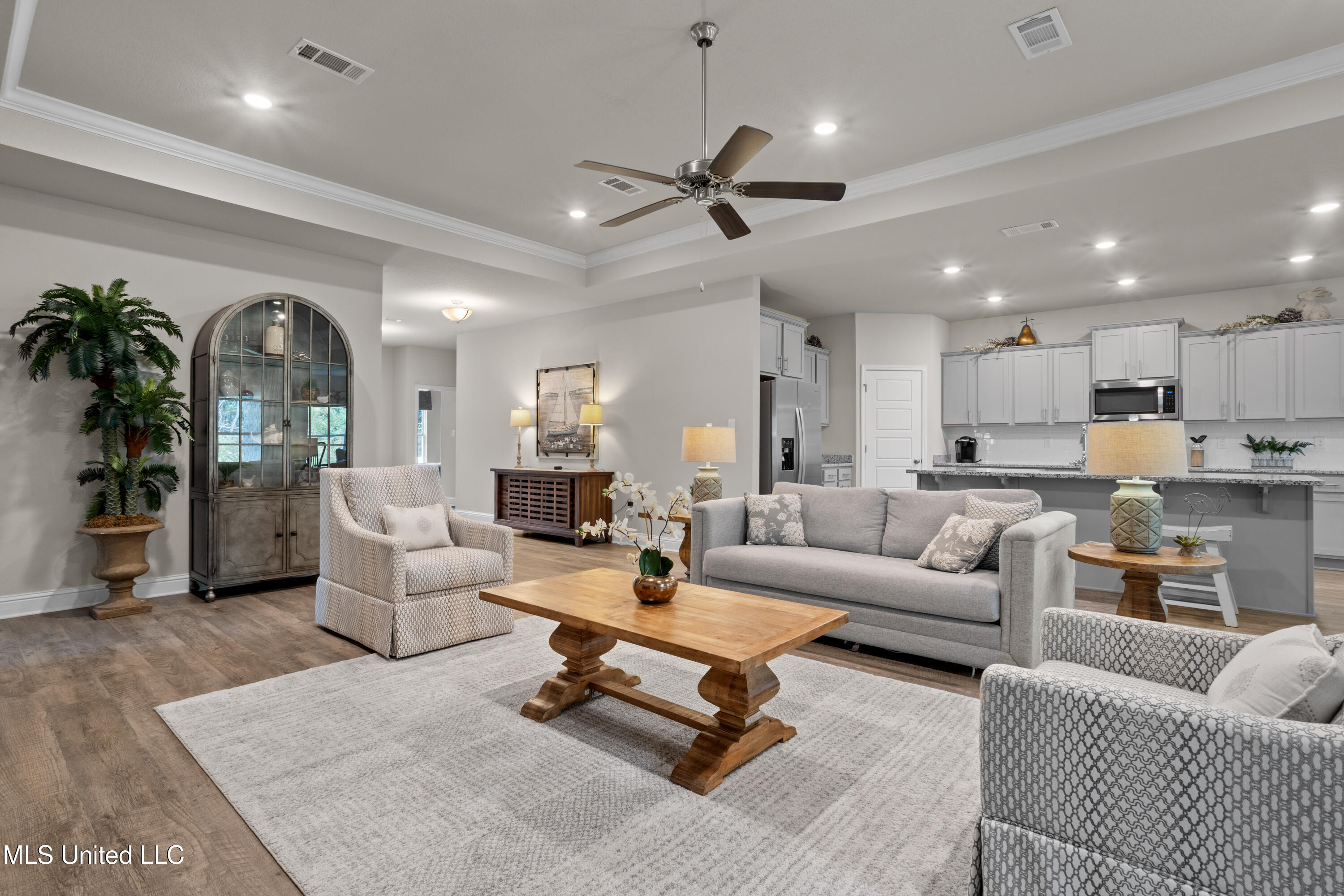 14435 South Swan Road Gulfport, MS 39503 - Photo 4 of 29 Living Room