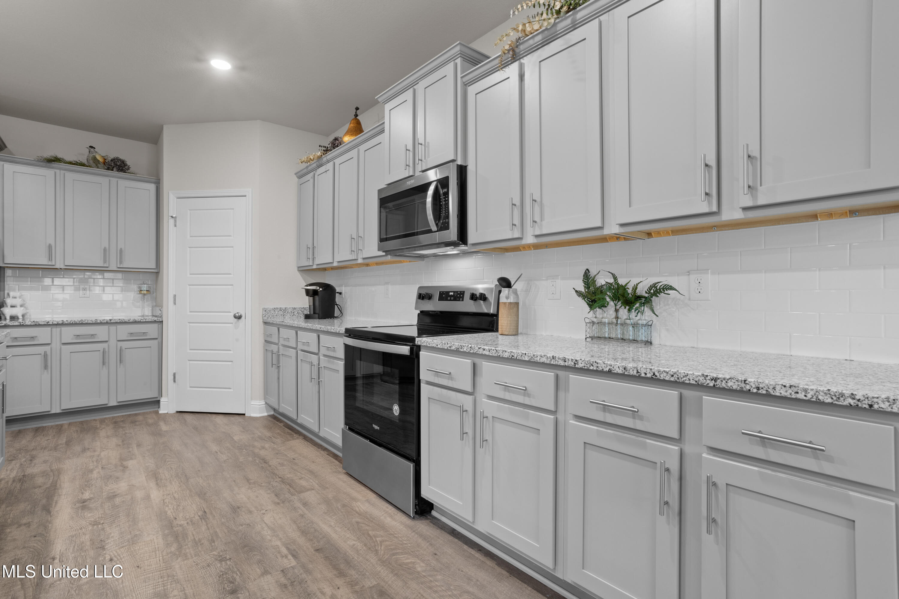 14435 South Swan Road Gulfport, MS 39503 - Photo 9 of 30 Kitchen