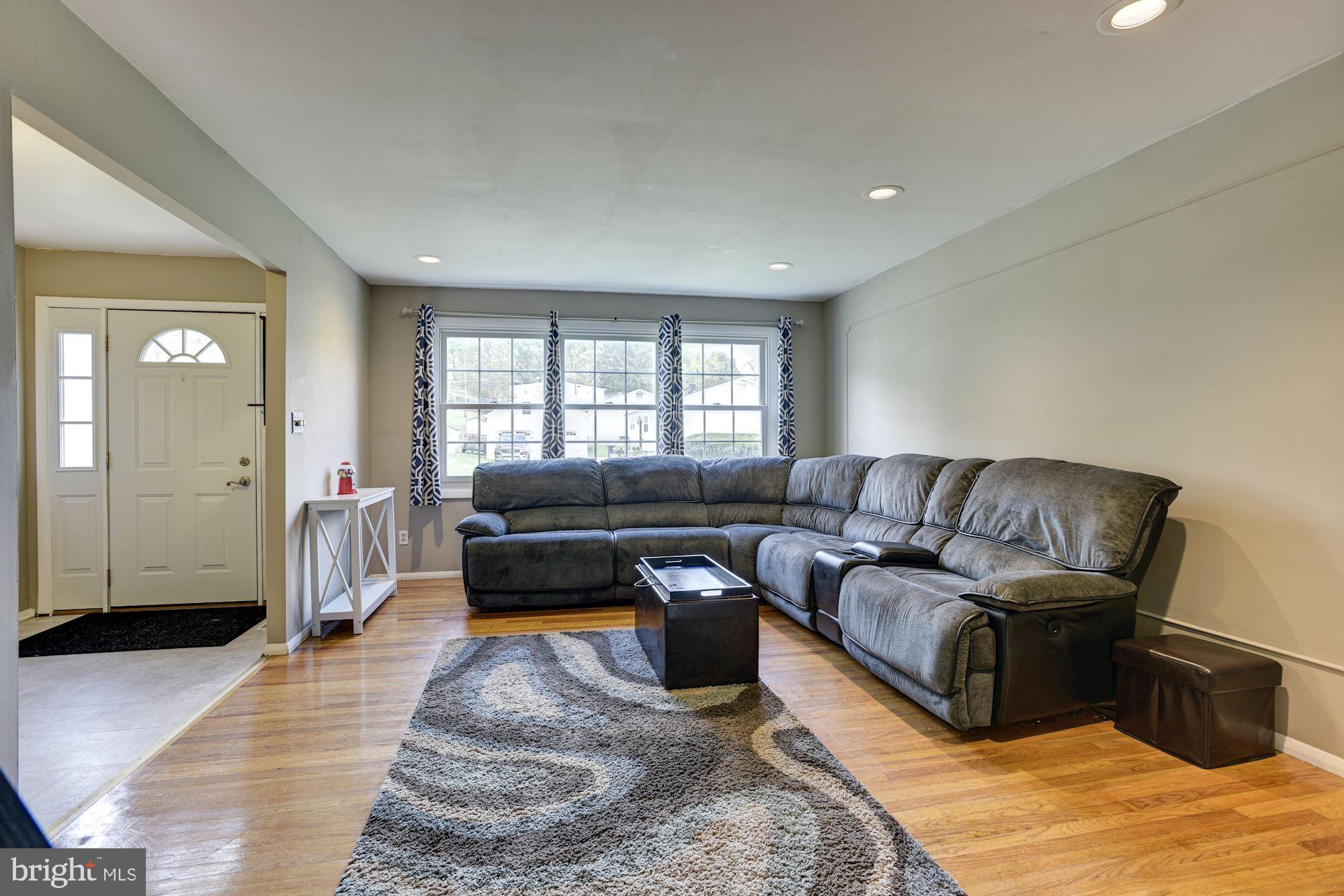 3314 Janvale Road Baltimore, MD 21244 - Photo 4 of 32 Living Room